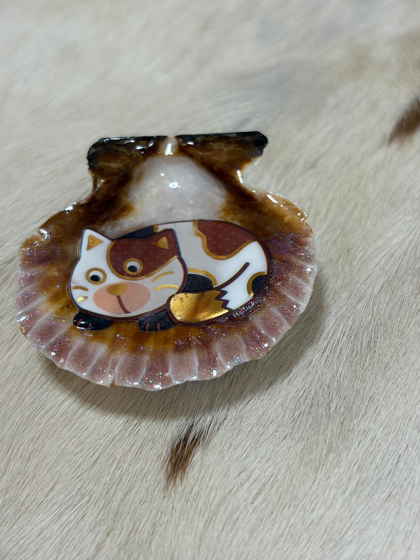 Resin Cat in Sea Shell Magnet Refrigerator