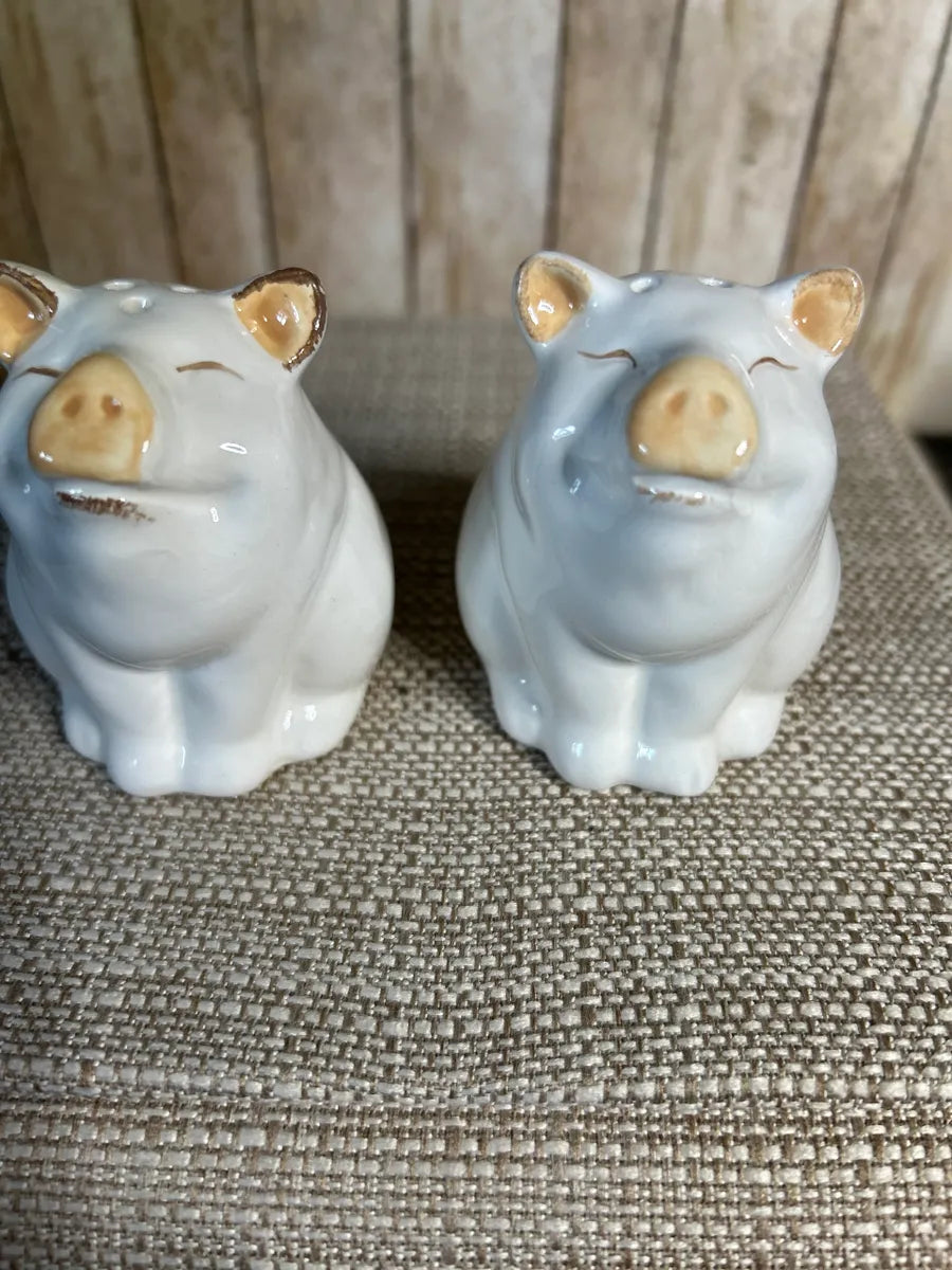 Country Farm Pig Salt and Pepper Shakers
