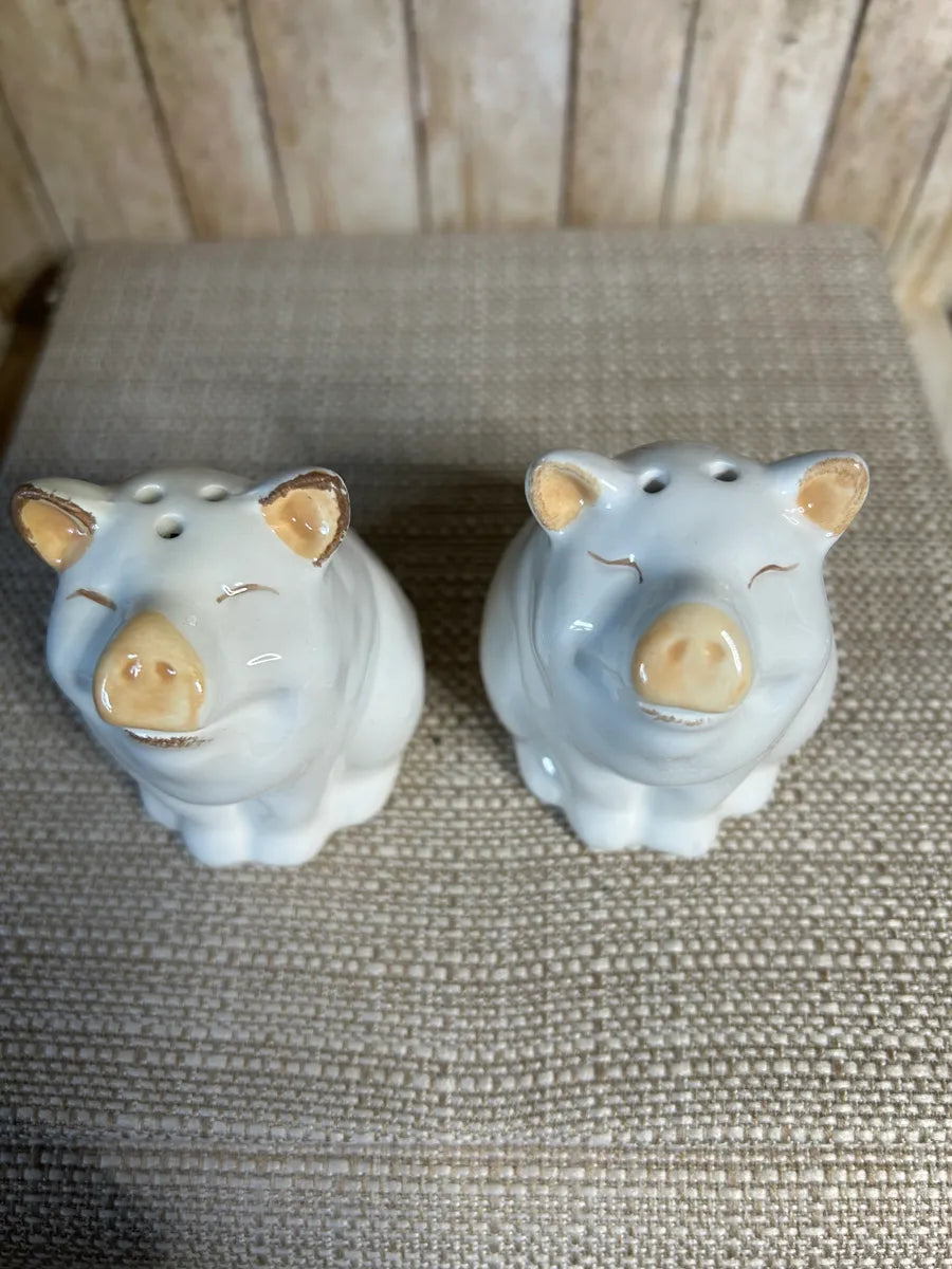 Country Farm Pig Salt and Pepper Shakers