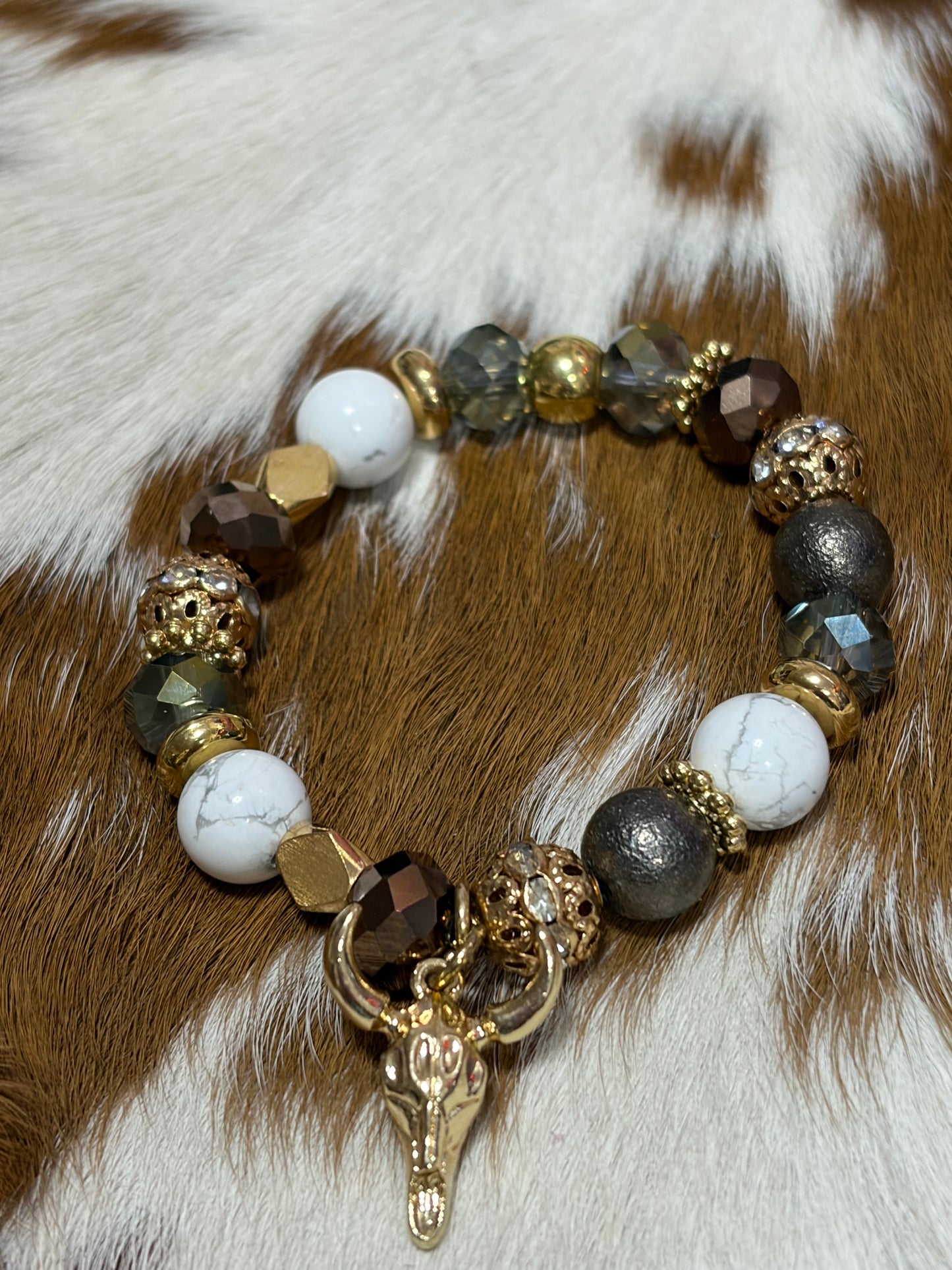 Western Steerhead Charm Stretch Bracelet Gold Browns White Beads