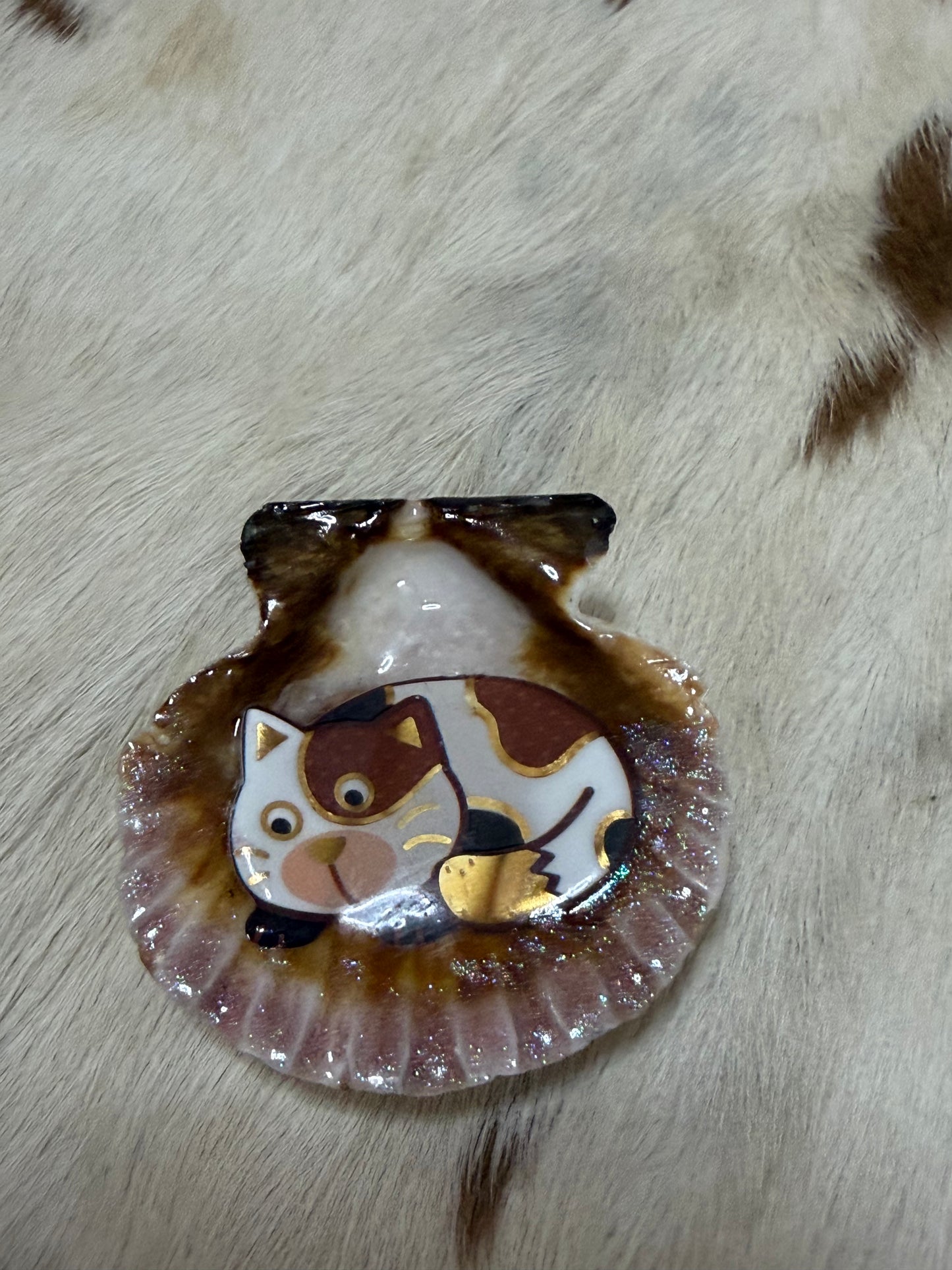 Resin Cat in Sea Shell Magnet Refrigerator